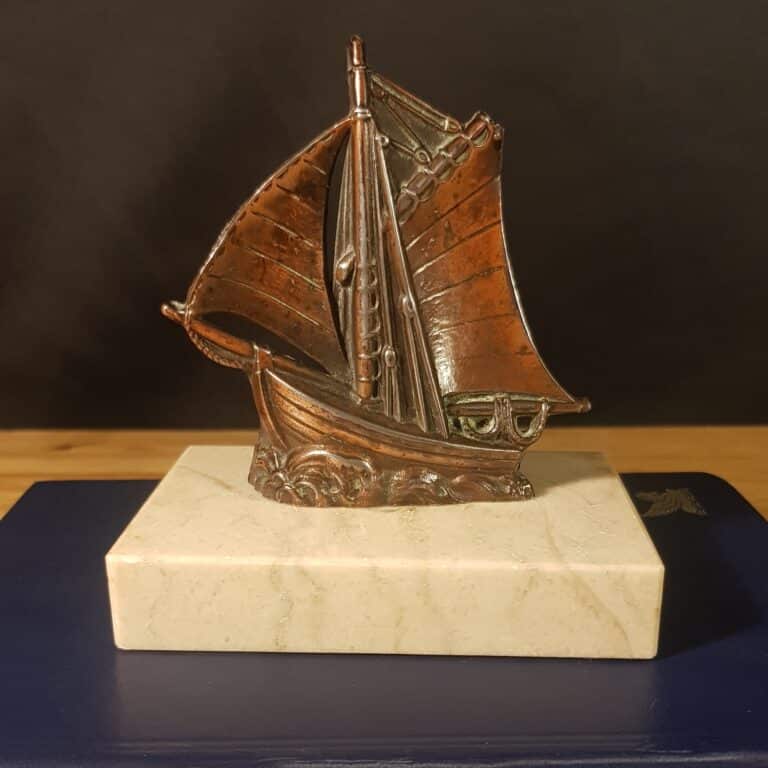 bateau metal socle marbre decoration merveille et bout de chandelle