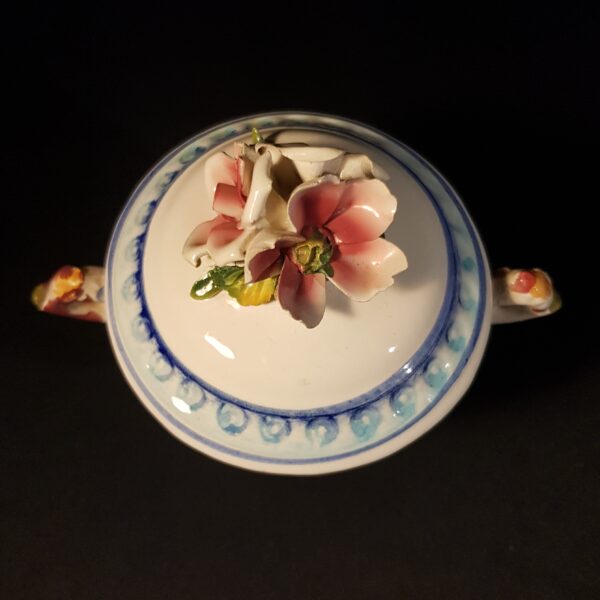 bonbonniere ceramique relief fleurs merveille et bout de chandelle 4