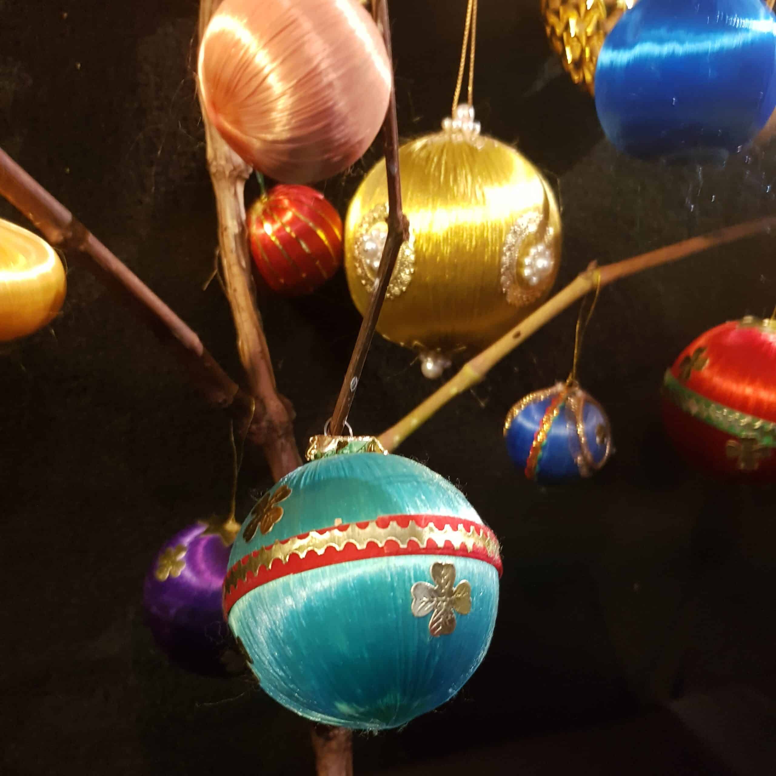 Anciennes boules de Noël en soie - Merveille & bout de chandelle