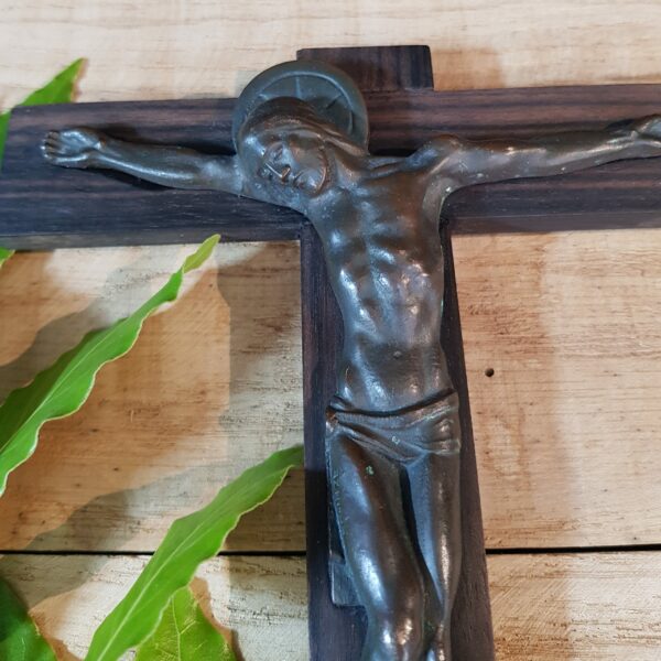 crucifix ancien bois bronze merveille et bout de chandelle 1 scaled