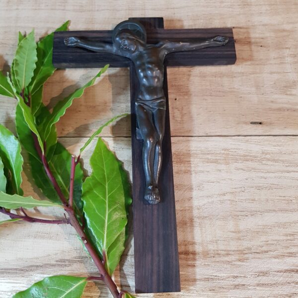 crucifix ancien bois bronze merveille et bout de chandelle scaled