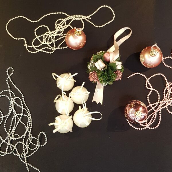 decorations noel rose blanc merveille et bout de chandelle brocante