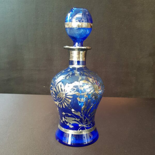 flacon carafe bleu cobalt motifs argentes verre souffle vintage 1 scaled