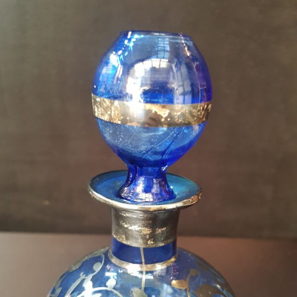 flacon carafe bleu cobalt motifs argentes verre souffle vintage 3 scaled