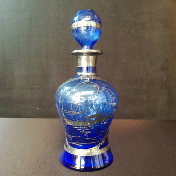 flacon carafe bleu cobalt motifs argentes verre souffle vintage scaled