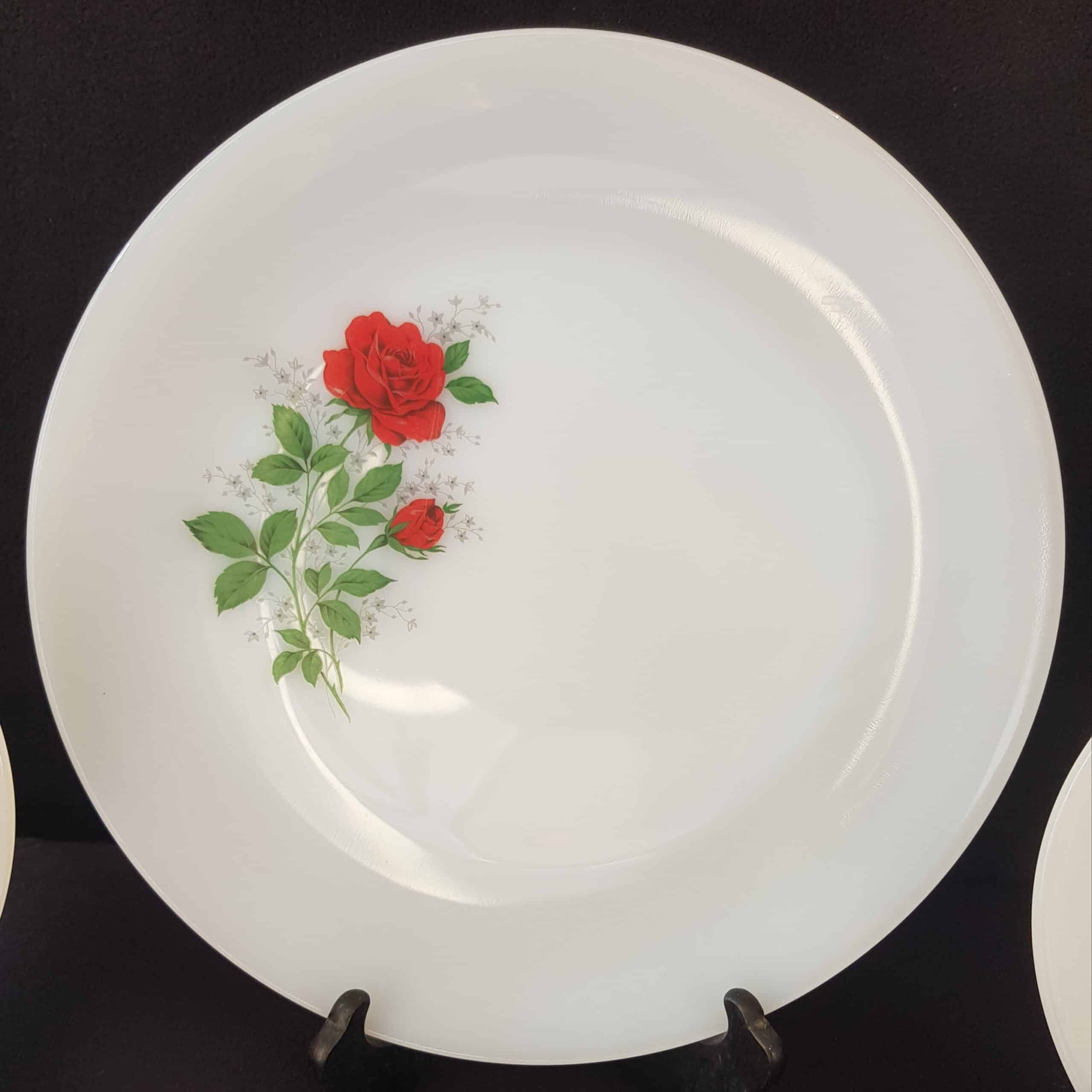 Service assiettes et plats vintage ARCOPAL décor de Roses