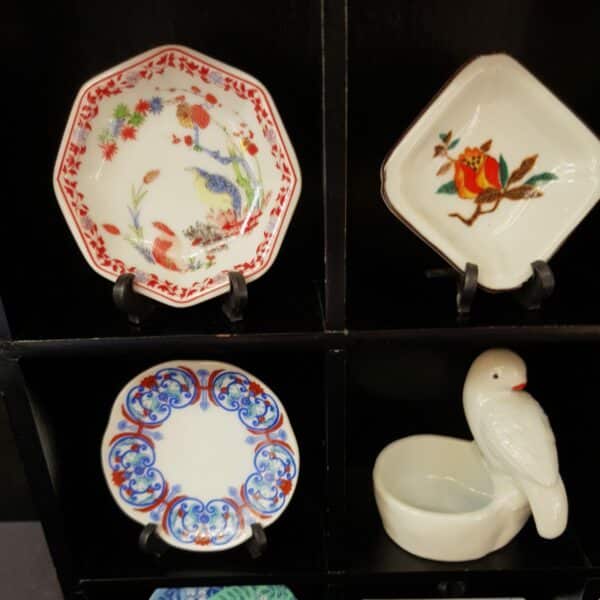 presentoir assiettes miniatures en porcelaine fine du japon 1982 2 scaled