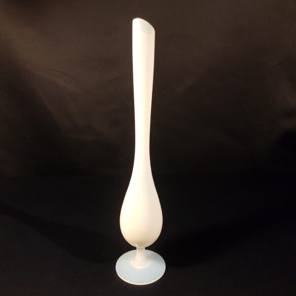 soliflore vase opaline blanche merveille et bout de chandelle 1