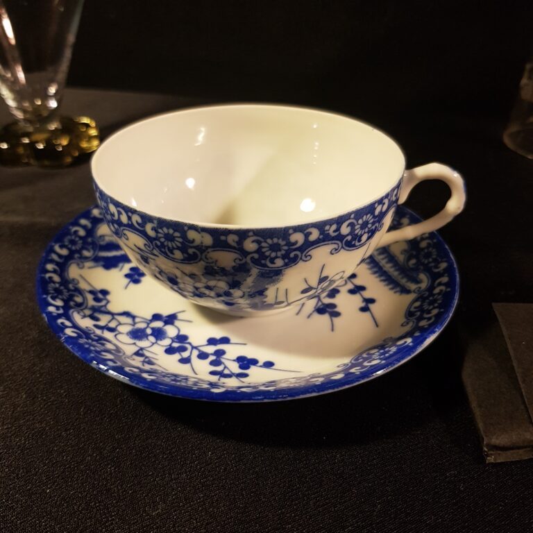 tasse porcelaine fine bleu merveille et bout de chandelle brocante scaled