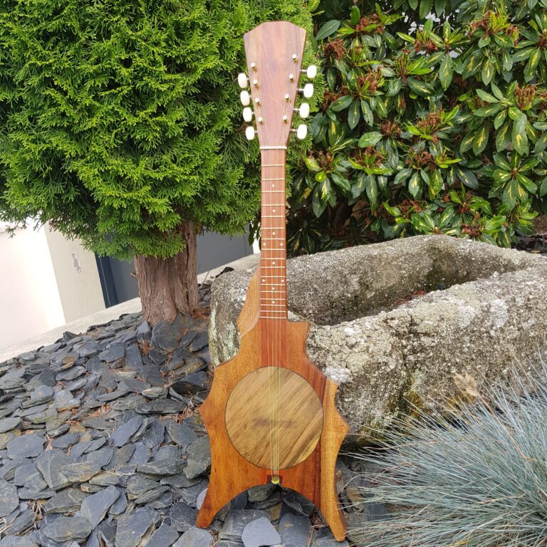 ukulele tahitien en bois decoration merveille et bout de chandelle