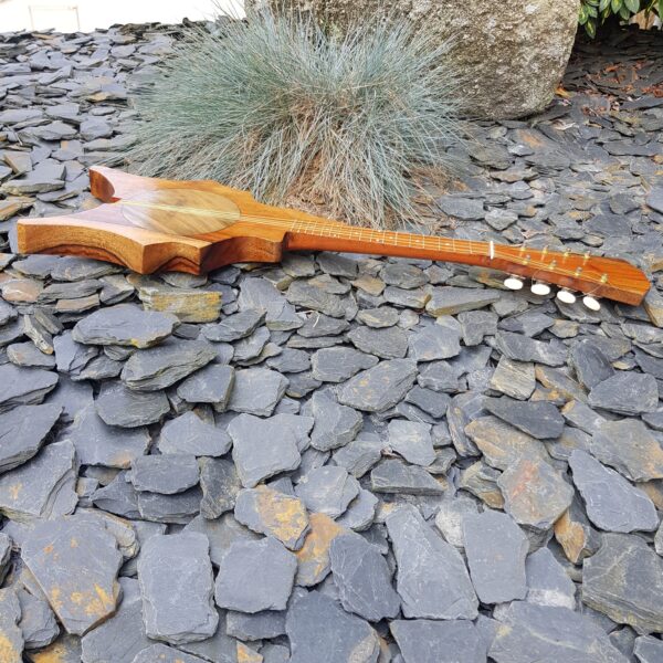 ukulele tahitien en bois merveille et bout de chandelle 4
