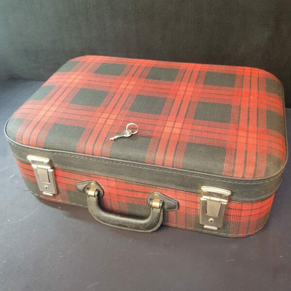 valise carton tissus ecossais merveille et bout de chandelle 1 scaled