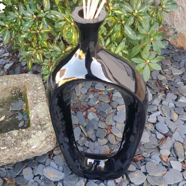 vase moderne resine noir merveille et bout de chandelle 3 scaled