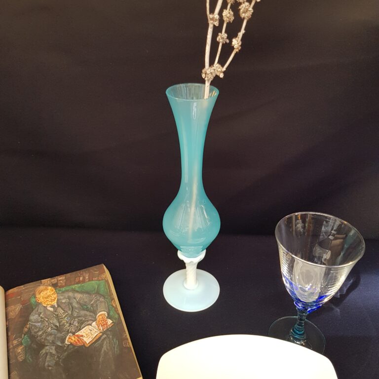 vase opaline bleu blanc merveille et bout de chandelle brocante scaled