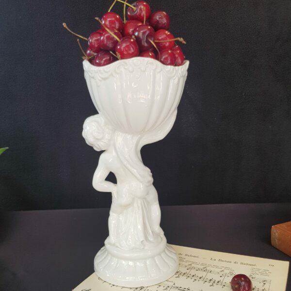 vase statut blanc cherubin merveille et bout de chandelle 2 scaled